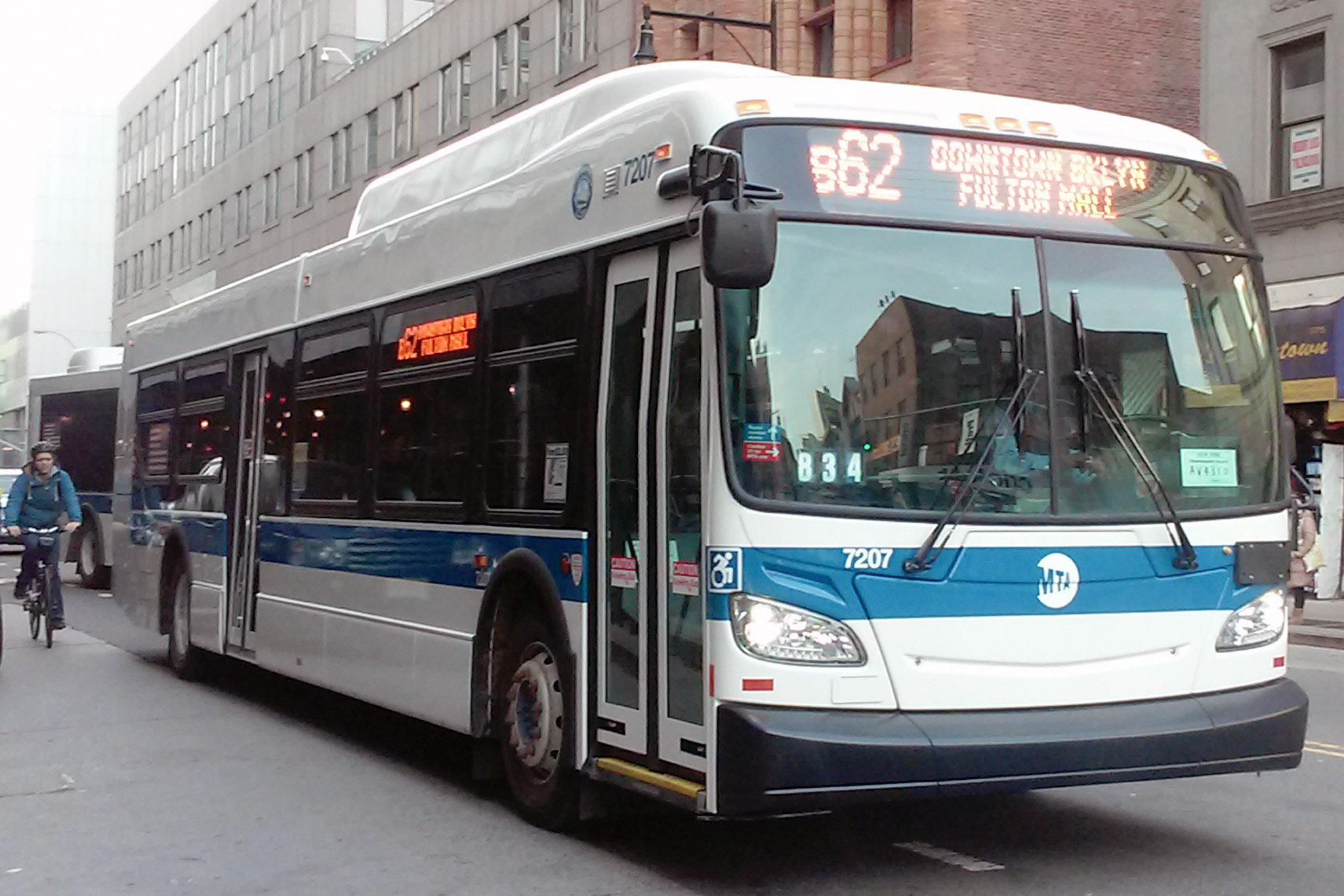 Autobus - Foto https://en.wikipedia.org/wiki/File:2014-15_XD40_MTA_NYCT_bus.jpg