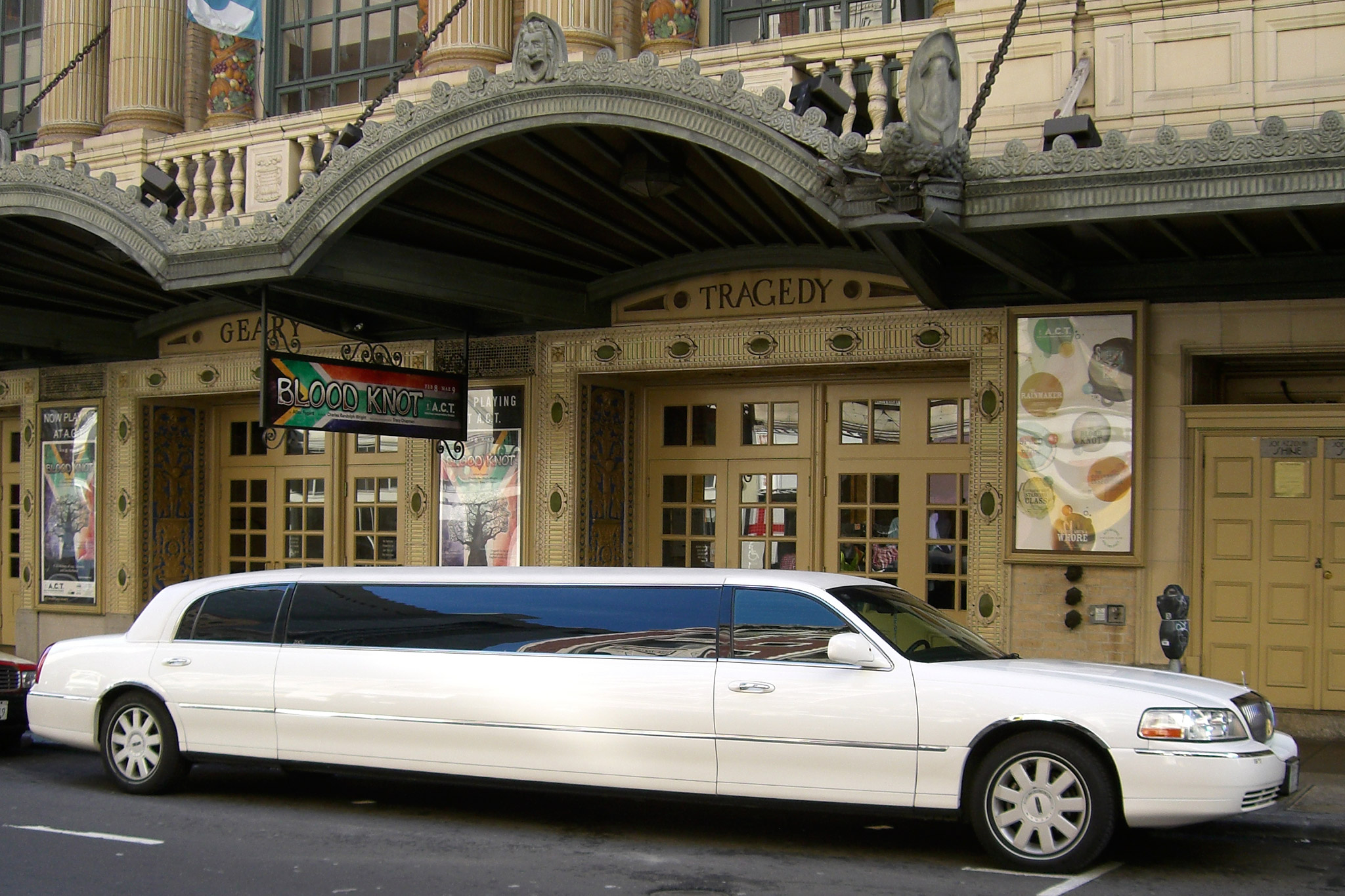 Limousine - Foto https://commons.wikimedia.org/wiki/File:White_limousine.jpg