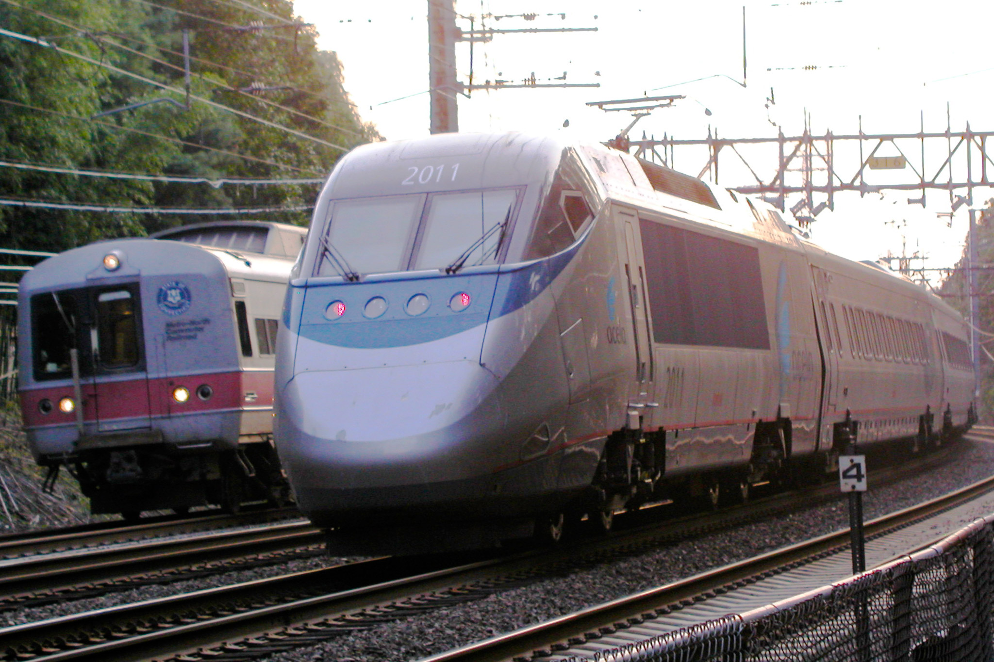 Muoversi in treno a New York - Foto https://commons.wikimedia.org/wiki/File:Acela_Express_and_Metro-North_railcar.jpg